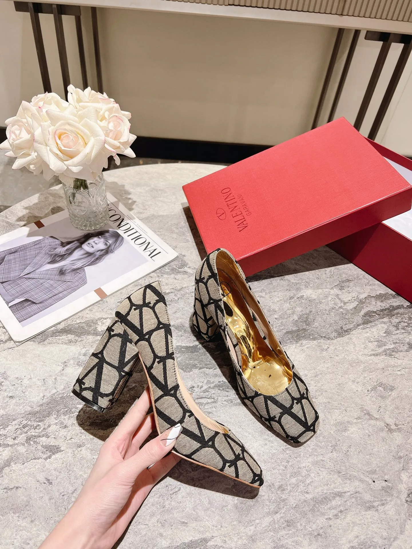 👟👟Ex-factory price 440👟👟 Genuine leather sole +40 Top version 𝑉𝐴𝐿𝐸𝑁𝑇𝐼𝑁𝑂 Valentino new spring and summer women's 5⃣️ color spring shoes. The unique [V logo fabric print pattern] brings out a full sense of high-end, and the new season will live up to expectations! Worth buying★Absolutely high-grade❥Original method, Absolutely sensual❥Elegant style, creating a different feeling, simple and elegant style!  Code number: 35-41 (34-42 customized) Fabric: Fabric printed cloth Lining: Sheepskin lining Heel height: 6cm～8.5cm2⃣️ options Leather outsole Rubber outsole